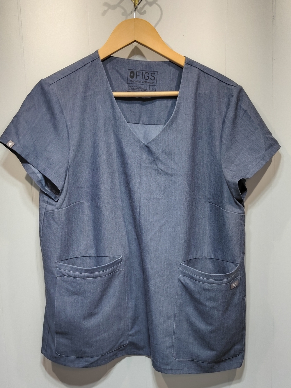 FIGS Technical Collection Women's Scrub Top Large Denim Blue 2 Pocket